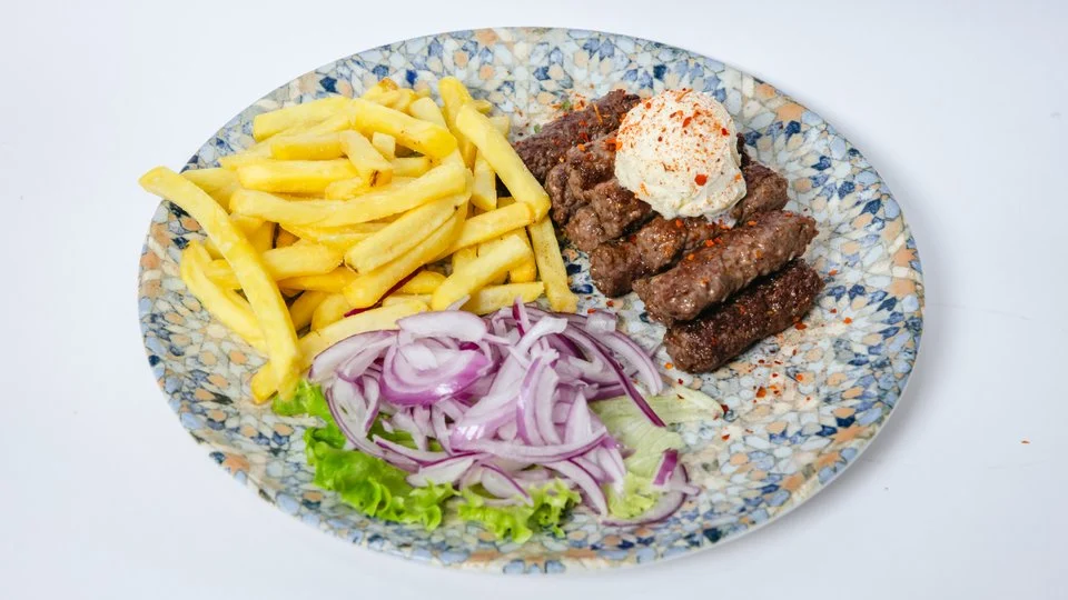 Juneći ćevapi na kajmaku (10 kom) — fotografija iz ponude Petre