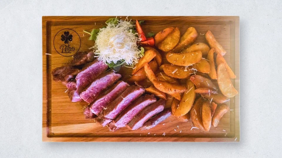 Dry-aged rib-eye bez kosti — fotografija iz ponude Petre